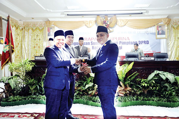 Syaiful Efendi Dilantik jadi Ketua DPRD Bukittinggi Periode 2024-2029, Pemko Harapkan Sinergitas Pembangunan 1 SINERGITAS— Wakil Wali Kota Bukittinggi, Marfendi bersama Ketua dan Wakil Ketua DPRD terpilih dan baru saja dilantik. Pemkot Bukittinggi berharap adanya sinergi antara eksekutif dan legislatif dalam rangka pembangunan daerah setempat