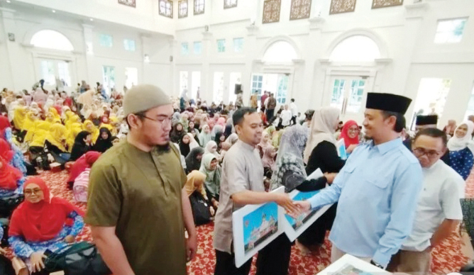 SIMBOLIS— Pemko Bukittinggi melalui Disdikbud, menyerahkan bantuan insentif guru non PNS tahun 2024. Insentif ini diserahkan langsung oleh Wali Kota secara simbolis, Senin (16/9).