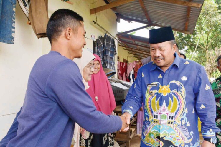 Bedah Rumah di Nagari Gadut, Bupati Agam Letakkan Batu Pertama Rumah Mulyadi 1 BERIKAN BANTUAN— Bupati Agam Andri Warman memberikan bantuan sekaligus peletakan batu pertama
bedah rumah milik Mulyadi warga Jorong III Kampuang, Nagari Gadut, Kecamatan Tilatang Kamang.