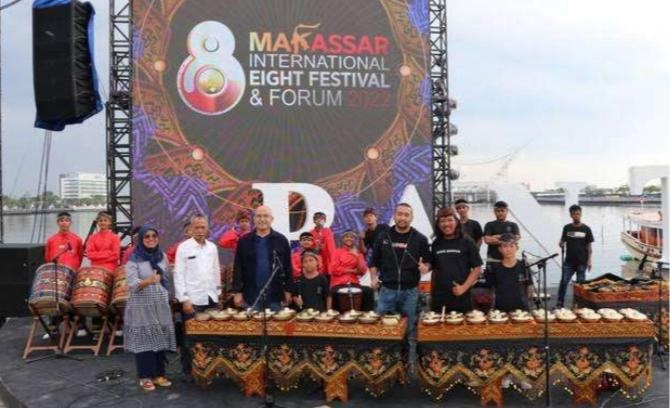 Dugaan Sarat Muatan Politis, Pemprov Sumbar Bantah Tudingan Ketua Sanggar Darak Badarak 1 KEGIATAN SENI— Kegiatan Dinas Pariwisata Sumbar dalam acara Makassar International Eight Festival & Forum Tahun 2022, yang melibatkan Grup Sanggar Darak Badarak.