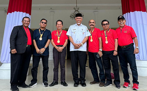 Janjikan Bonus untuk Peraih Medali, Gubernur Sumbar Apresiasi Kontingen Porwanas PWI Sumbar 1 DIAPRESIASI GUBERNUR— Pemred POSMETRO PADANG, Reviandi yang meraih medali perunggu tergabung dalam Kontingen Porwanas PWI Sumbar bertemu Gubernur Sumbar H Mahyeldi di rumah dinasnya.