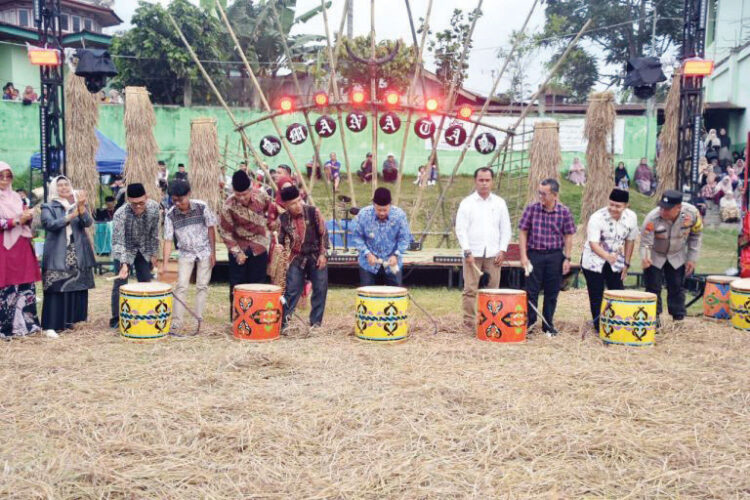 PENTAS SENI— Bupati Agam, Dr H Andri Warman MM buka secara resmi pentas seni anak nagari yang digelar oleh Pemuda Sitapuang, di Lapangan Bola Kaki Sitapuang, Nagari Balai Gurah, Kecamatan Ampek Angkek, Minggu (8/9).