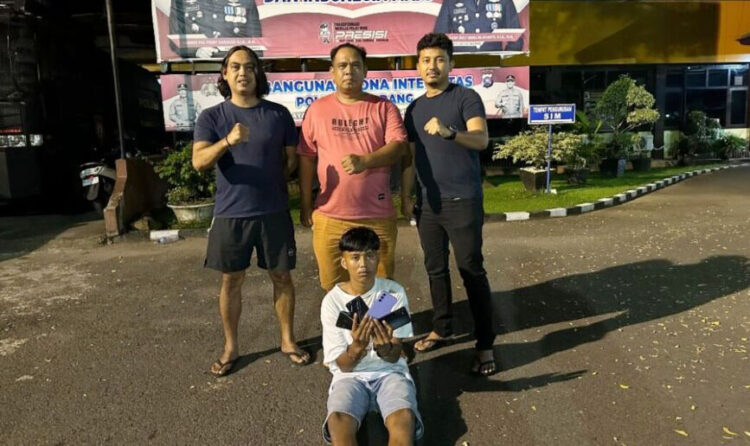 Embat 4 Hp, Pemuda Pengangguran Ditangkap, Masuk ke Rumah Korban dari Jendela 1 PENCURI HP— Pelaku Trio Syahrul Permadi ditangkap Tim Klewang Polresta Padang atas kasus pencurian Hp.