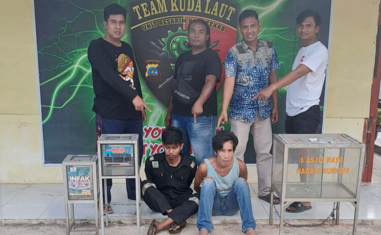 Buron 5 Bulan, Dua Sekawan Pencuri Kotak Amal di Rumah Makan Ditangkap 1 CURI KOTAK AMAL— Lio Paldinata dan Deki Saputra
yang mencuri kotak amal ditangkap jajaran
Polsek Bungus Teluk Kabung.