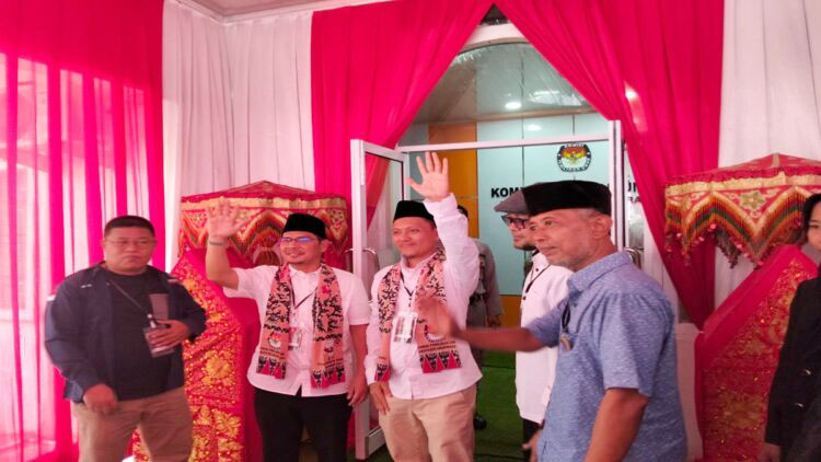 Pendaftaran Ditolak KPU Dharmasraya, Adi Gunawan-Romi Gugat ke Bawaslu 1 MENDAFTAR KE KPU— Bapaslon Bupati-Wakil Bupati Dharmasraya Adi Gunawan-Romi Siska Putra saat mendaftar ke KPU Dharmasraya.