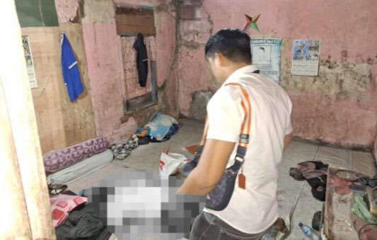 Tukang Pijat Tradisional Tewas Membusuk, Diketahui Gegara Pelanggannya Mengintip dari Jendela 1 PENEMUAN MAYAT—
Polisi melakukan olah TKP penemuan mayat tukang pijat tradisional ditemukan tewas membusuk dalam kamarnya.