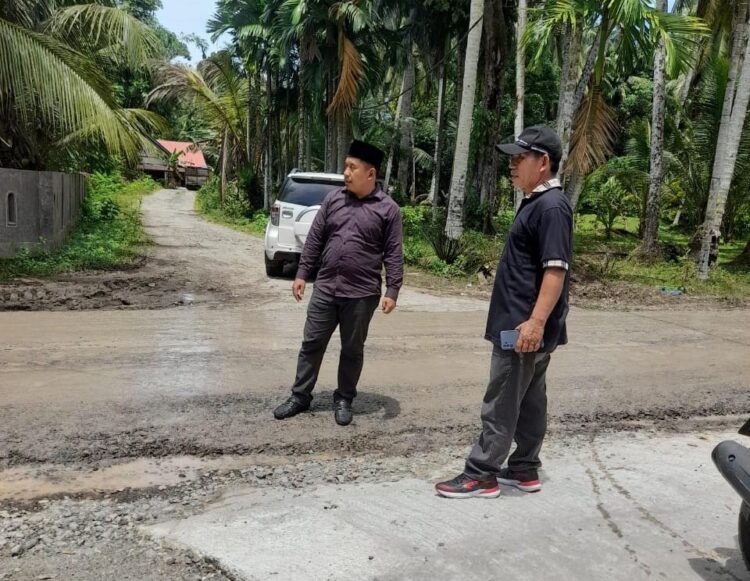 Pengembangan dan Pembangunan Infrastruktur Terus Berlanjut 1 PEMBANGUNAN JALAN— Camat Nan Sabaris Alkaufa saat melakukan peninjauan jalan yang sudah diaspal.