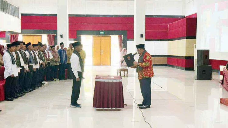 54 Bamus Dilantik Penyesuaian Masa Bakti dari 6 Tahun menjadi 8 Tahun 1 PELANTIKAN— Bupati Agam melantik dan mengukuhkan penyesuaian masa bakti Bamus
Nagari gelombang kedua di IPDN Baso, Senin (16/9).