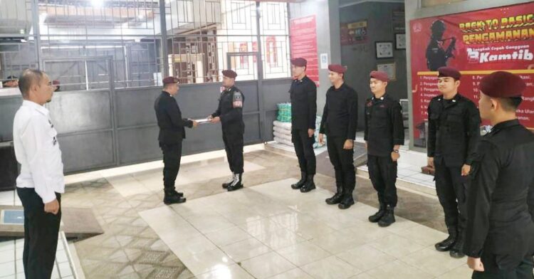 ASTEKPAM— Lapas Kelas IIA Bukittinggi melaksanakan Astekpam (Apel Serah Terima Rupam) dari Rupam III 
Pagi dengan kepada Karupam Andre Yoanda ke Rupam II siang dengan Karupam Afrizal Fandi, 
Rabu (25/09) sekitar pukul 13.00 WIB.