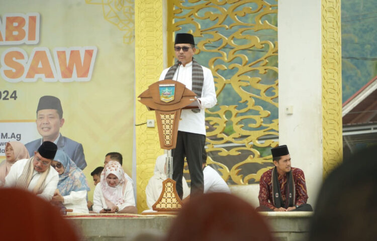Peringati Maulid Nabi di Kabupaten Solok Selatan, Waktunya Ambil Peran Tegakkan Syariat Islam 1 SAMBUTAN—Bupati Solok Selatan Khairunas saat berikan sambutan pada acara Maulud Nabi SAW.