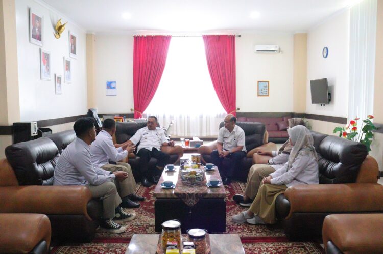 Perkuat Sinergi, Kepala BPOM Kunjungi Payakumbuh 1 KUNJUNGAN KERJA— Pj Wali Kota Payakumbuh, Suprayitno bersama Kadinkes Wawan Sofianto sambut kedatangan Kepala BPOM di Payakumbuh, Iswadi beserta rombongan di ruang kerja, kantor Wali Kota Payakumbuh, Rabu (11/9).