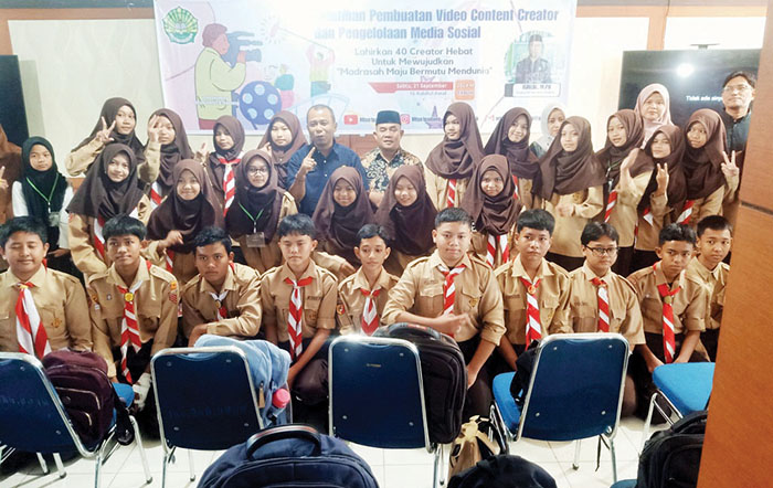 Madrasah Maju dan Bermutu Mendunia, MTsN I Padang Gelar Pelatihan Video Content Creator 1 FOTO BERSAMA— Peserta Pelatihan Pembuatan Video Content Creator dan Pengelolaan Media sosial berfoto bersama dengan Kepala MTsN 1 Kota Padang, Isrizal, M.Pd dan Ketua Panitia, Dafril Tuanku Bandaro.