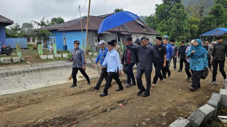 Tinjau Pembangunan Pabrik Mini Olahan Tomat dan Cabai, Eka Putra: Petani Tidak Perlu Was-was Lagi 1 KUNJUNGI PABRIK MINI— Bupati Tanah Datar Eka Putra meninjau pembangunan Sentra (Pabrik Mini) IKM olahan Holtikultura Tomat dan Cabe di Nagari Lawang Mandahiling Kecamatan Salimpaung, Kamis (19/9).