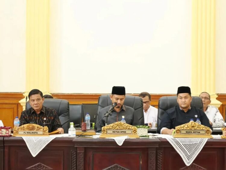 RAPAT PARIPURNA— Pj Sekretaris Daerah Kota Pariaman Yaminurizal mengikuti rapat paripurna dengan agenda penyampaian pandangan umum fraksi terhadap nota keuangan wali Kota Pariaman.