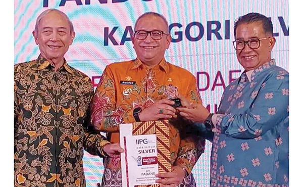 PENGHARGAAN APN 2024— Pj Wali Kota Padang Andree Algamar, menerima Anugerah Pandu Negeri (APN) Tahun 2024 dari IIPG, di Jakarta, Kamis (5/9).