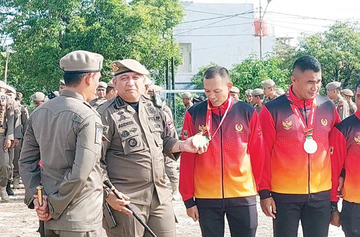 Pj Wako Padang Upayakan Bonus bagi Atlet Peraih Medali di PON XXI 1 APEL GABUNGAN— Pj Wali Kota Padang, Andree Algamar, menghadiri apel gabungan Satpol PP untuk menyambut delapan atlet Satpol PP yang memperkuat kontingen Sumbar di ajang Pekan Olahraga Nasional (PON) XXI Aceh-Sumut.