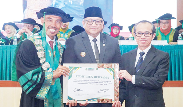 Hadiri Dies Natalis ke-69 FK Unand, Pj Wako: FK Unand harus Cetak Dokter Berkualitas dan Berdedikasi 1 DIES NATALIS FK UNAND— Penjabat Wali Kota Padang, Andree Algamar bersama Rektor Unand Efa Yonnedi, saat menghadiri Dies Natalis ke-69 untuk FK Unand, di kampus FK Unand, Kampus Jati, Kota Padang, Sabtu (7/9).
