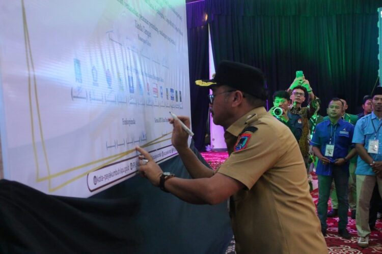 Pj Wako Optimis Kampanye Berjalan Damai di Payakumbuh 1 TEKEN DEKLARASI KAMPANYE DAMAI— Pj Wali Kota Payakumbuh Suprayitno ketika menandatangani deklarasi kampanye damai.