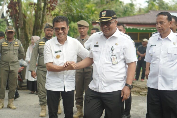 Tugas Hari Pertama, Pjs Bupati Adib Alfikri Disambut Jajaran Pemkab di Solsel 1 PERTAMA BERTUGAS— Pjs Bupati Solok Selatan Adib Alfikri disambut jajaran Pemkab di Solsel saat pertama kali bertugas sebagai Pjs.