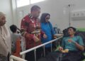Bezuk Korban Longsoran Tambang Ilegal Sungai Abu, Plt Gubernur Audy Serahkan Bantuan Logistik dan Santunan Tunai