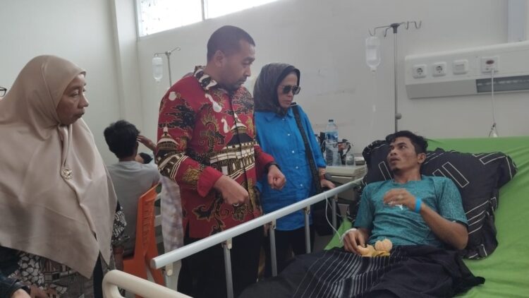 BEZUK KORBAN TAMBANG—Plt Gubernur Sumatera Barat, Audy Joinaldy, saat membezuk salah seorang korban tambang longsor, yang masih dalam perawatan tim medis di  RSUD Aro Suka dan RSUD M Natsir Solok.