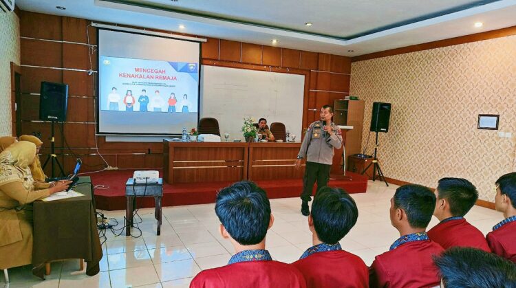 SOSIALISASI KENAKALAN REMAJA— Plt Kasubdit Bintibsos Dit Binmas Polda Sumbar Kompol Syafrizen. SH Datuk Rang Batuah saat memberikan paparan sosialisasi tentang antisipasi kenakalan remaja, di lantai III gedung SMK N 6, Selasa (10/9).