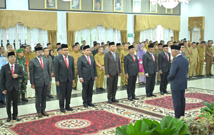 9 Pjs Kepala Daerah Dilantik, Mahyeldi Serahkan Tugas Gubernur Sumbar ke Wagub Audy 1 PELANTIKAN— Pengukuhkan sembilan Pjs Kepala Daerah Kabupaten/Kota serta menyerahkan tugas sebagai Gubernur kepada Wagub Audy Joinaldy.