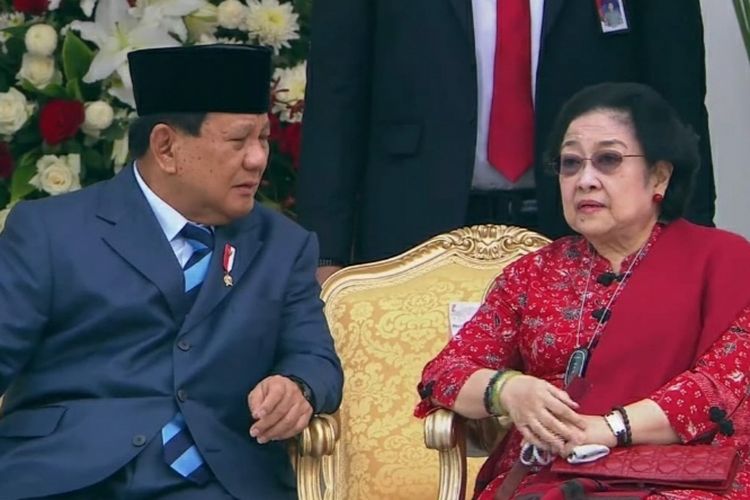 Puan: Prabowo dan Megawati akan Bertemu di Tempat Asyik 1 BERBINCANG— Presiden ke-5 RI
Megawati Soekarnoputri saat berbincang
dengan Prabowo Subianto.
