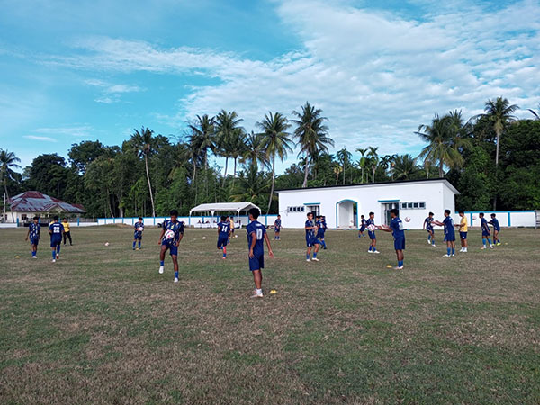 Sumbar VS NTT, Misi Amankan Juara Grup! 1 MATANGKAN PERSIAPAN— Tim Sepakbola PON Sumbar menggelar latihan guna mematangkan persiapan menjalani laga kedua grup D menghadapi Tim PON NTT.