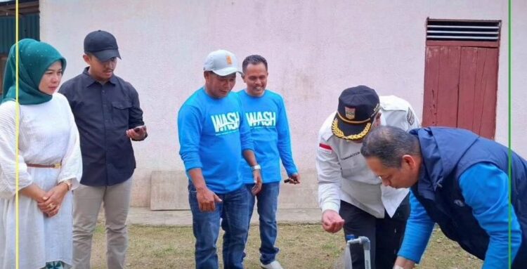 RESMIKAN—Sekdakab Dr. Syamsurizaldi turut menghadiri peresmian program Water, Sanitation and Hygiene (WASH) Yayasan Baitul Maal (YBM) BRILiaN RO Padang.