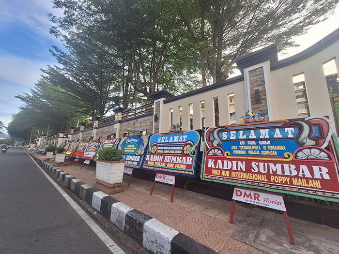 Penangkapan Tersangka Pembunuh Nia Kurnia Sari Dibanjiri Dukungan Masyarakat, Puluhan Karangan Bunga Hiasi Mako Polda Sumbar 1 KARANGAN BUNGA-Mapolda Sumbar dibanjiri karangan bunga sebagai bentuk apresiasi pengungkapan kasus pembunuhan gadis penjual gorenga