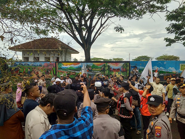 Puluhan Massa BASMI Demo KPU Kota Payakumbuh Nyaris Ricuh 1 Puluhan Masa BASMI Demo KPU Kota Payakumbuh Nyaris Ricuh