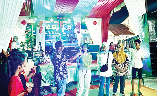 TEMUI WARGA GANTING-RAWANG— Anggota Fraksi Partai Gerindra DPRD Kota Padang Rachmad Wijaya, mengajak pasangan calon Wali Kota Padang dan Wakil Wali Kota Padang Hendri Septa dan Hidayat. Rachmad secara bergantian menemu warga, ke daerah pemilihannya di Padang 5 (Padang Timur dan Padang Selatan).