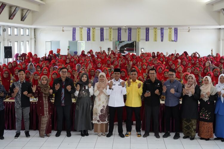 FOTO BERSAMA—Bupati Limapuluh Kota, Safaruddin Dt.Bandaro Rajo foto berdama dengan para guru yang mengikuti Workshop Kurikulum Merdeka.