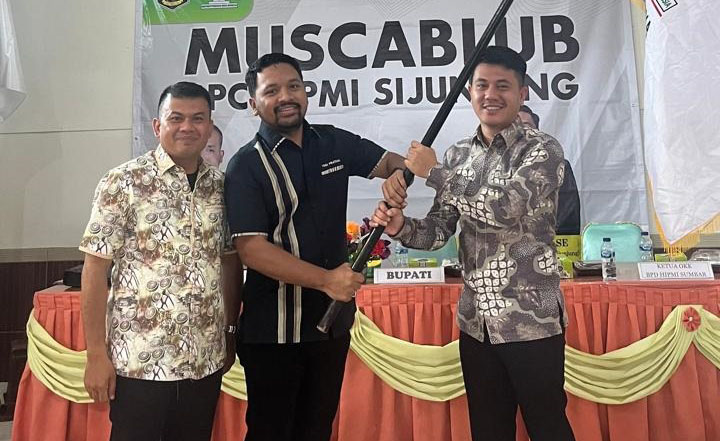 Rengga Wana Putra, Anggota DPRD Sijunjung Termuda Kini Jabat Ketua BPC HIPMI 1 JABAT—Rengga Wana Putra usai pelantikan Ketua BPC HIPMI Sijunjung.