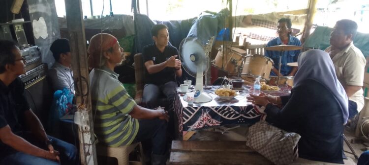 Riyanda Putra dan Istri Kunjungi Pondok Sempit Seniman 1 KUNJUNGI—Riyanda Putra calon Walikota Sawahlunto dan Istri didampingi Hasani Ketua Timses yang juga sebagai Ketua Demokrat Sawahlunto kunjungi pondok sempit seorang seniman Sawahlunto yang penuh peralatan musik,