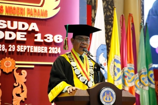 Wisuda UNP, Rektor Serahkan SK Prodi Baru Sekolah Vokasi, Pendaftaran D4 Teknologi Kosmetik dan D4 Manajemen Perhotelan Sudah Dibuka 1 SAMBUTAN—Rektor UNP Krismadinata, Ph.D saat berikan sambutan pada Wisuda ke-136 yang dilaksanakan sejak Kamis (26/9) sampai Minggu (29/9) kemarin.