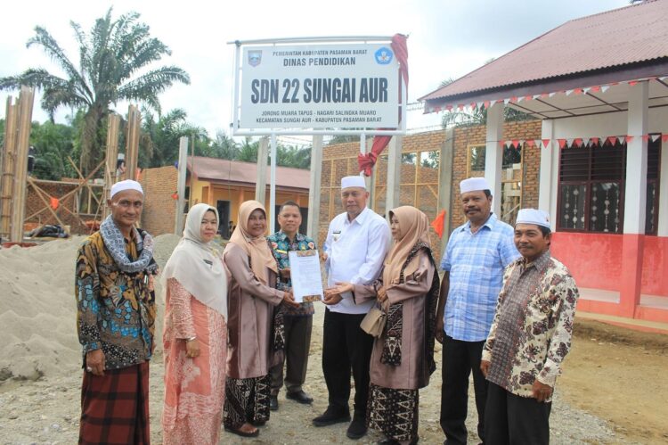 SDN 14 Sungai Aur Filial Resmi menjadi SDN 22 Sungai Aur 1 RESMIKAN SEKOLAH—Bupati Pasbar, Hamsuardi, didampingi Kepala Dinas Pendidikan Pasbar, Adrianto, Kepala DPMN, Defi Irawan, Sekretaris DPMN, Syaikhul Putra, meresmikan SDN 14 Sungai Aur filial menjadi SDN 22 Sungai Aur, Sabtu (15/9) lalu.