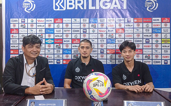 KONFERENSI PERS— Pelatih caretaker Semen Padang FC Hengky Ardiles, didampingi pemain gelandang, Muhammad Iqbal dalam sesi konferensi pers jelang pertandingan menghadapi Barito Putra.