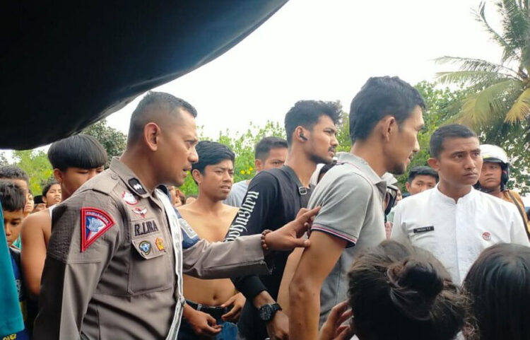 JUAL SABU— Pelaku Riko Apri Wijaya (40) ditangkap 
Tim Satresnarkoba Polresta Padang usai menjual sabu kepada Polisi yang menyamar.