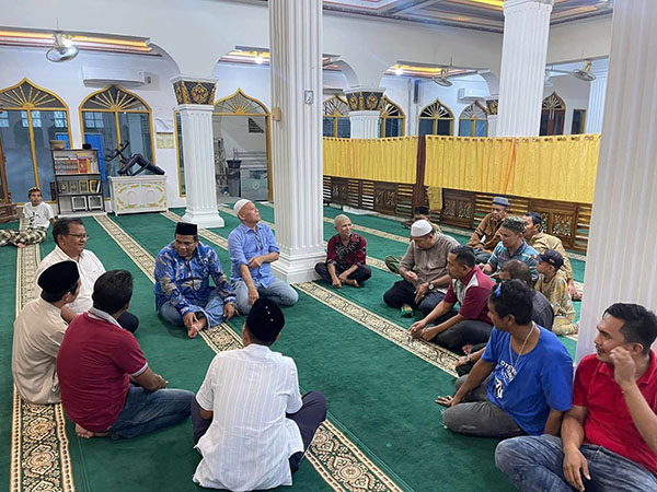 SERAP ASPIRASI—Bupati Padangpariaman Suhatri Bur bincang bincang dengan warga untuk meyerap aspirasi masyarakat Nagari Pauhkambar.