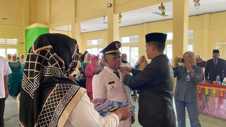 Sertijab Camat Gunung Tuleh dari Sahdan kepada Halomoan 1 SERTIJAB—Sekretaris Daerah Pasaman Barat, Hendra Putra saat lakukan sertijab , Camat Gunung Tuleh dari Sahdan kepada Halomoan.