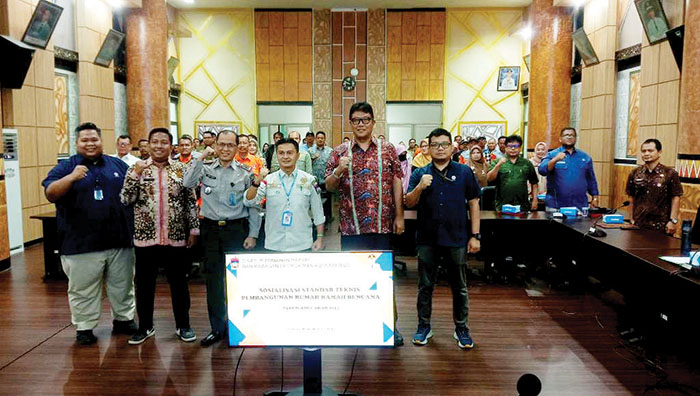 Bangunan di Kota Padang harus Ramah dan Bersahabat dengan Bencana 1 SOSIALISASI RUMAH RAMAH BENCANA— Asisten II Setda Kota Padang Didi Aryadi pada saat membuka kegiatan Sosialisasi Standar Teknis Pembangunan Rumah Ramah Bencana yang digelar Dinas Perumahan Rakyat, Kawasan Pemukiman (Perkim) Kota Padang di Ruangan Abu Bakar Jaar, Kompleks Perkantoran Balai Kota Padang, Kamis (19/9).