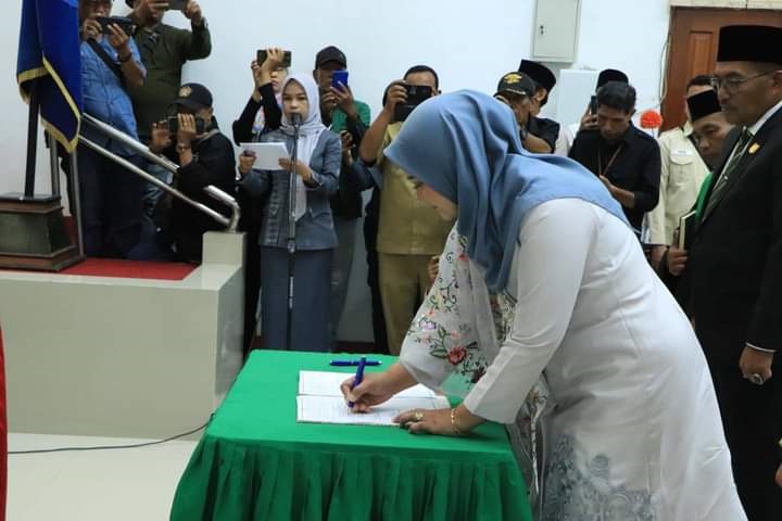 Susi Haryati Tofan Husma Pattimura Lantik jadi Ketua DPRD Masa 2024-2029 1 TANDATANGAN—Susi Haryati.enandatangani secara resmi penunjukan dirinya menjadi Ketua DPRD Sawahlunto tahun 2024-2029.