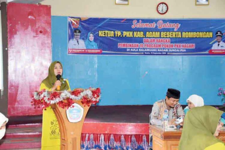Fokus Pada 10 Program Pokok PKK, TP PKK Nagari Sungai Pua Diberi Pembinaan 1 NARASUMBER— Ketua TP PKK Agam Ny Yenni Andri Warman selaku narasumber pada pembinaan kepada TP PKK Nagari Sungai Pua, terkait
10 program pokok PKK, di Aula Kantor Wali Nagari Sungai Pua, Kamis (12/9).