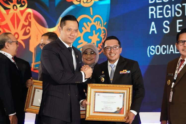 SERAHKAN PENGHARGAAN— Menteri ATR/BPN RI Agus Harimurti Yudhoyono menyerahkan langsung penghargaan kepada Bupati Tanah Datar Eka Putra.