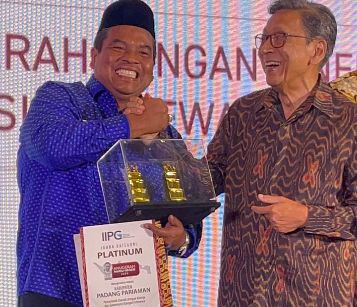 PENGHARGAAN— Bupati Padangpariaman Suhatri Bur usai acara bersama mantan Wapres RI Budiono dan menerima penghargaan.