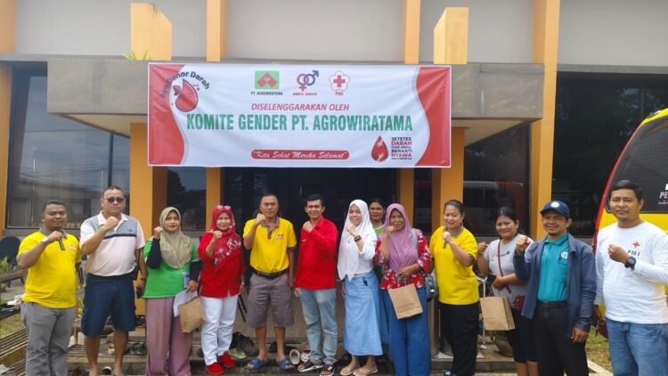 FOTO BERSAMA—Terlihat,Managwr Humas PT Agrowiratama Lelo Rotongga dan GM Pt Agrowiratama Sijon, serta Komite Gender serta PMI Pasbar, berfoto usai melakukan donor darah bersama kemarin