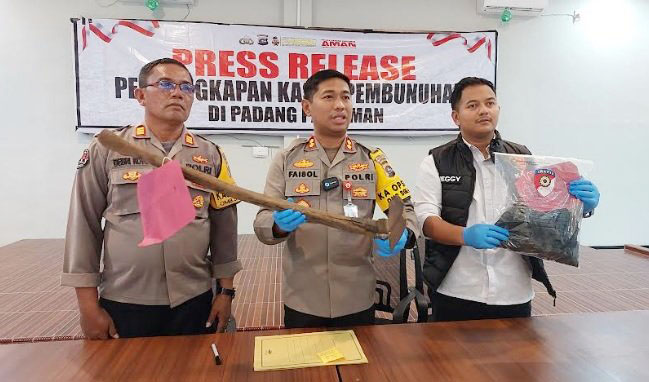 Kasus Pemerkosaan dan Pembunuhan Nia, Paman Indra Dragon Ditetapkan sebagai Tersangka, Berperan Membantu Pelarian 1 TERSANGKA BARU— Kapolres Padangpariaman Ahmad Faisol Amir memaparkan penetapan tersangka baru dalam kasus pemerkosaan dan pembunuhan gadis penjual gorengan keliling.