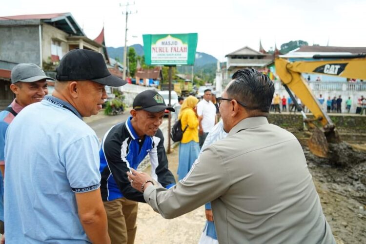Bupati Tinjau Goro di Masjid Nurul Falah Baruah Bukik 1 SALAMAN—Bupati Tanahdatar Eka Putra bersalaman dengan warga jelang goro bersama.